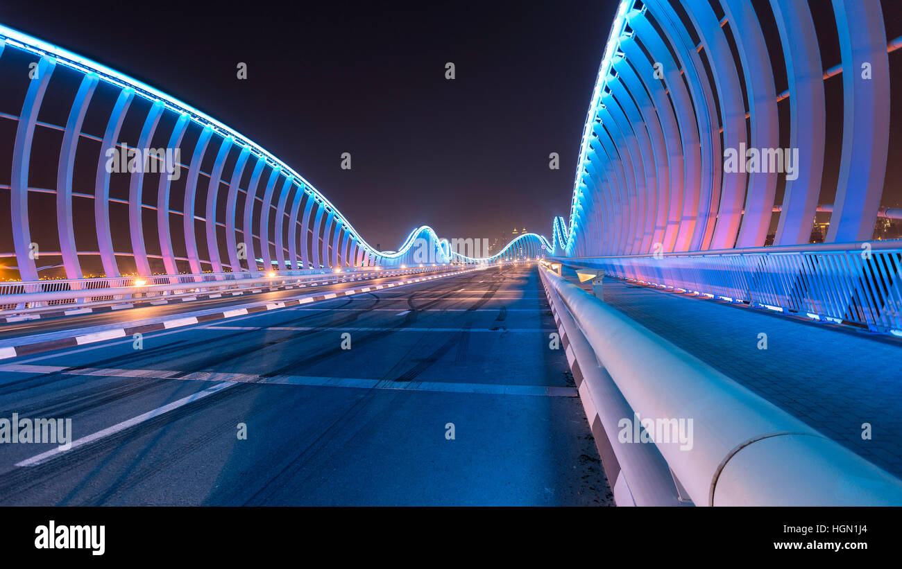 Meydan-Brücke in der Nacht in Dubai Stockfoto