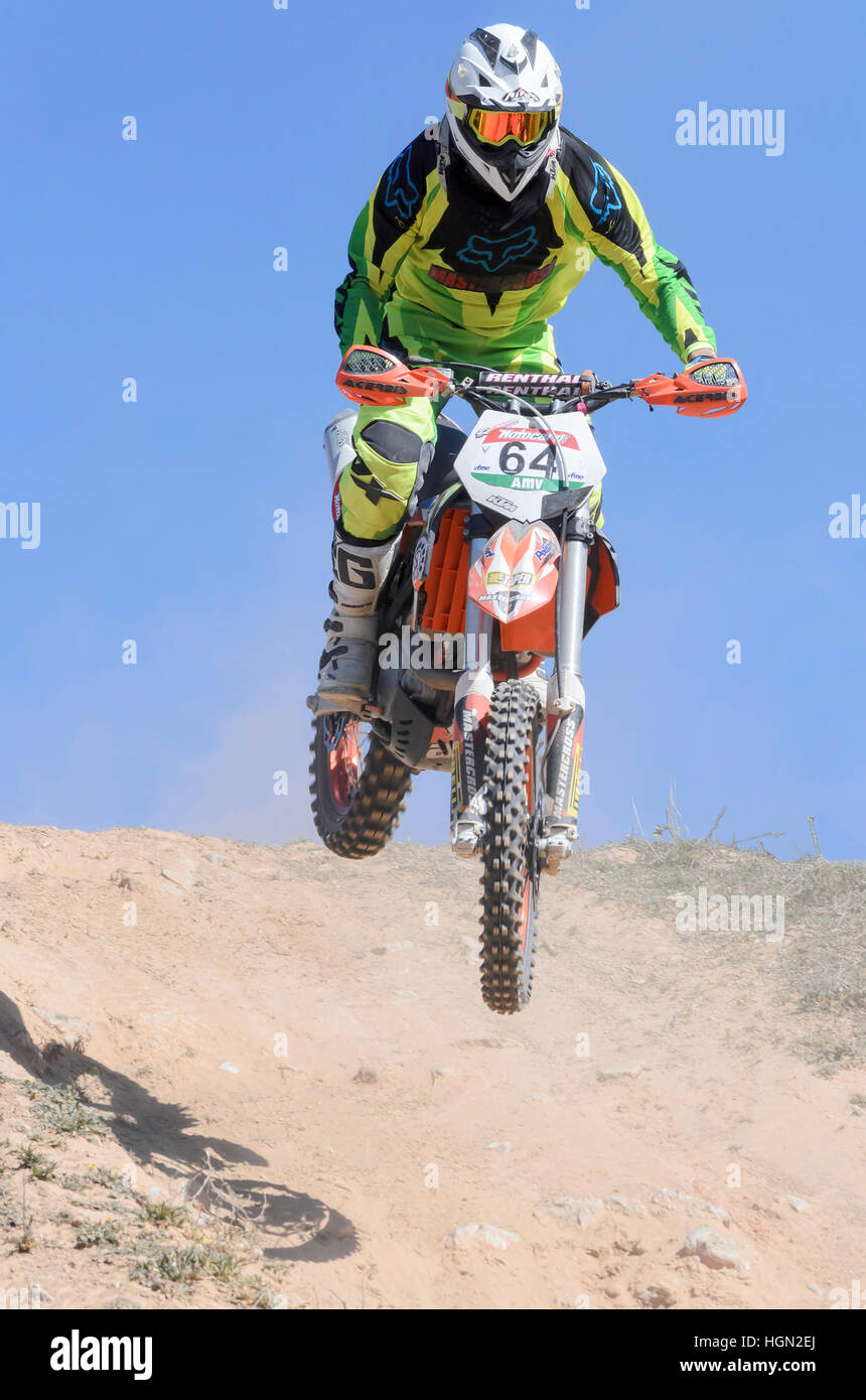 Vorderansicht der Motorradfahrer Hector spielsweise Perez, im Sprung, während Spanien cross Country Meisterschaftsrennen in Guadalajara (Spanien) Stockfoto