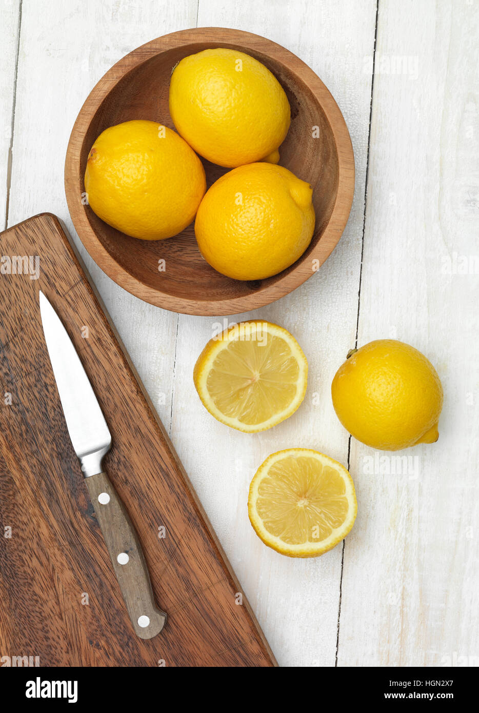 Zitronen in eine Schüssel mit Schneidebrett Stockfoto