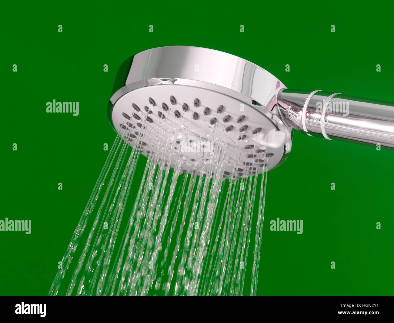 Chrom-Duschkopf mit einem grünen Hintergrund Stockfoto
