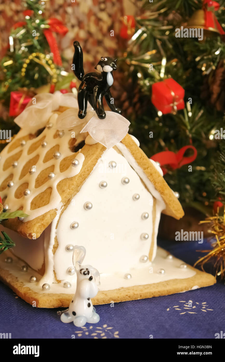 Weihnachtsgeschichte mit Ingwer Katzenhaus und auf dem Dach. Stockfoto