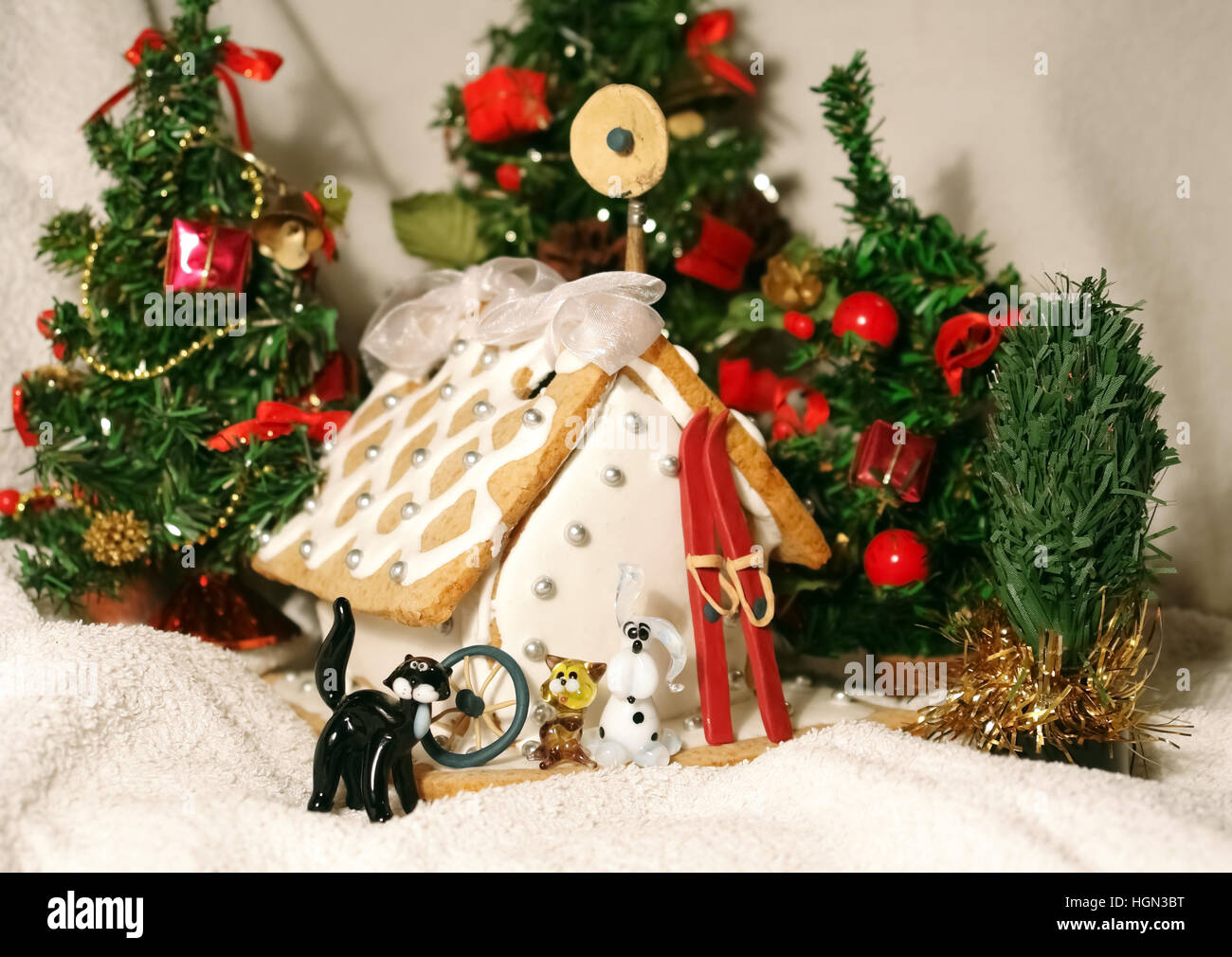 Lebkuchen-Haus, das kleine schwarze Katzen, Hund und Weihnachtsgeschenke. Stockfoto