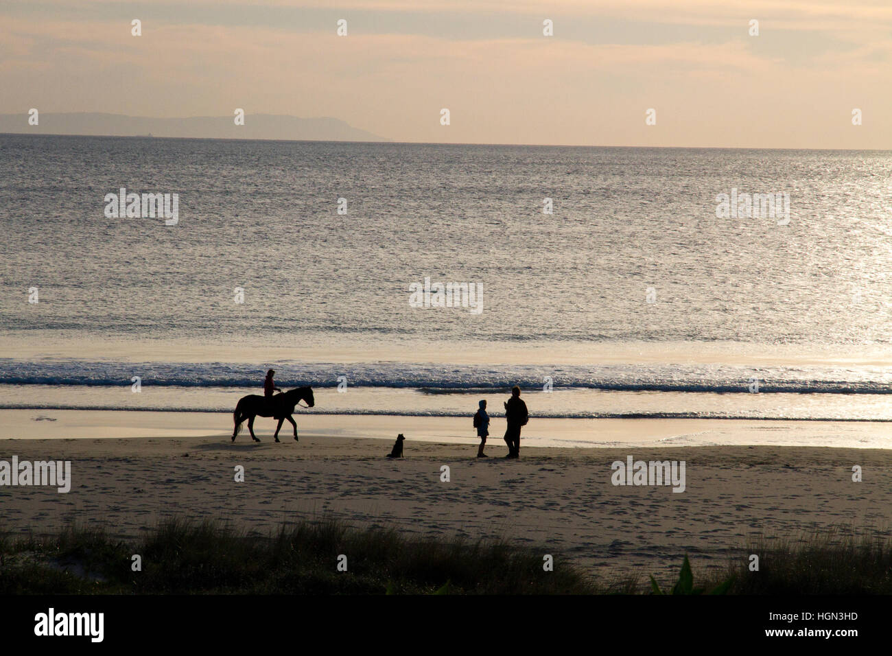 Sonnenuntergang Meer Tarifa Andalucia Spanien Reitpferd am Strand Stockfoto