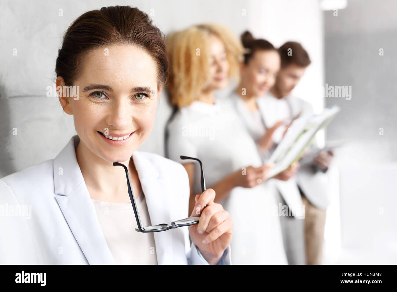 Rekrutierung in der Gesellschaft. Job-Suche. Lächelnde junge Frau wartet auf ein Vorstellungsgespräch Stockfoto