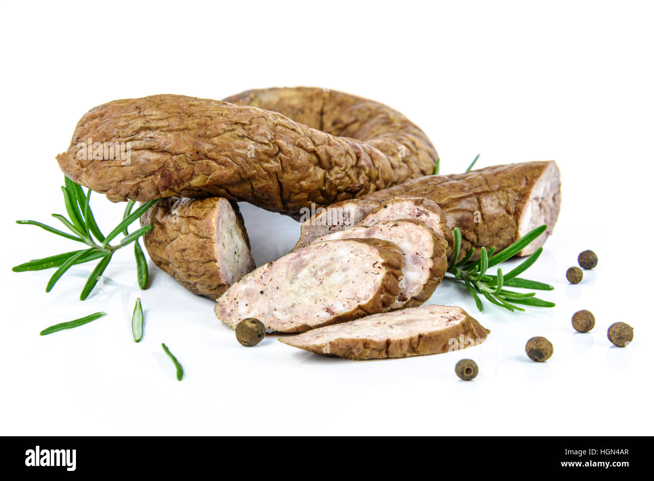 In Scheiben geschnittene Wurst und Rosmarin, Pfeffer und auf weißem Hintergrund Stockfoto