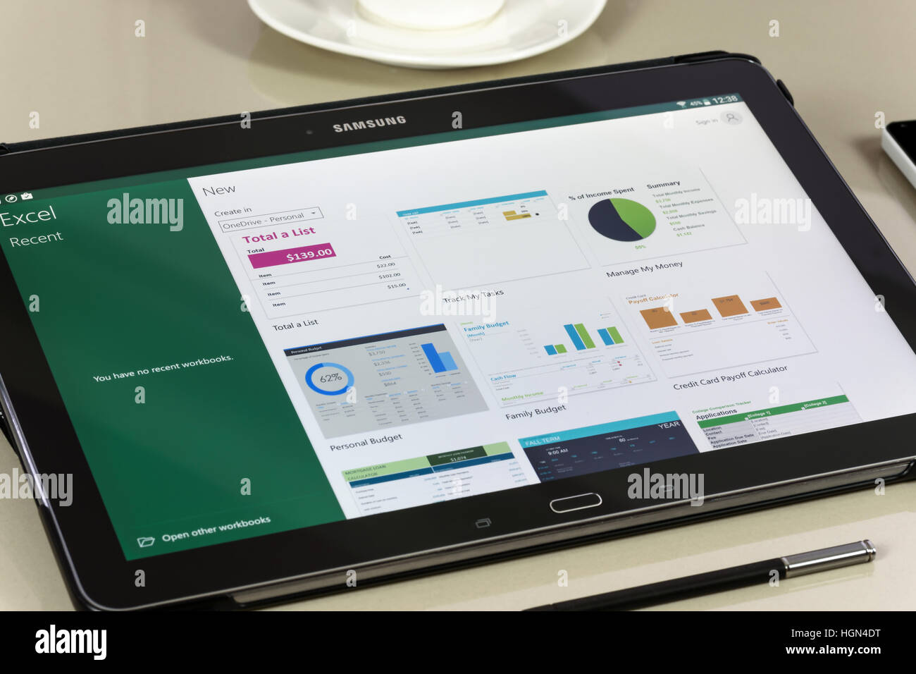 Krynica, Polen - 19. Dezember 2016 - Microsoft Office Excel-Anwendung auf Samsung Galaxy Note Pro 12.2. Microsoft Excel ist eine Tabellenkalkulation entwickelt b Stockfoto