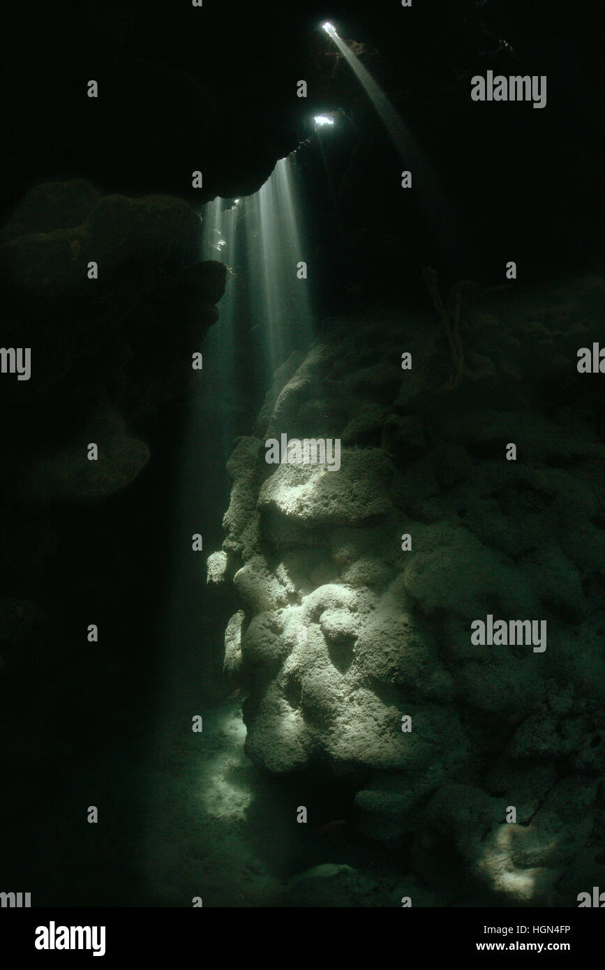 Lichter und Schatten, Sonnenstrahlen oder Helldunkel in der steinigen Höhlen und Grotten des Roten Meeres Riffe in der Nähe der Ufer von Ägypten. Stockfoto