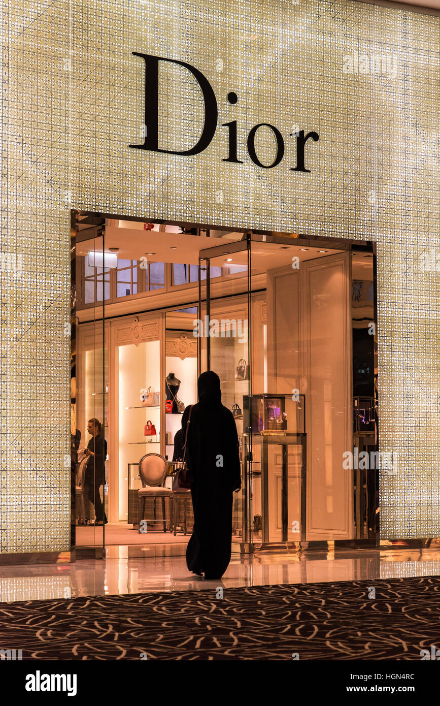 Traditionell gekleidete orientalische Frau shopping in Dubai Mall, Dubai, Vereinigte Arabische Emirate Stockfoto