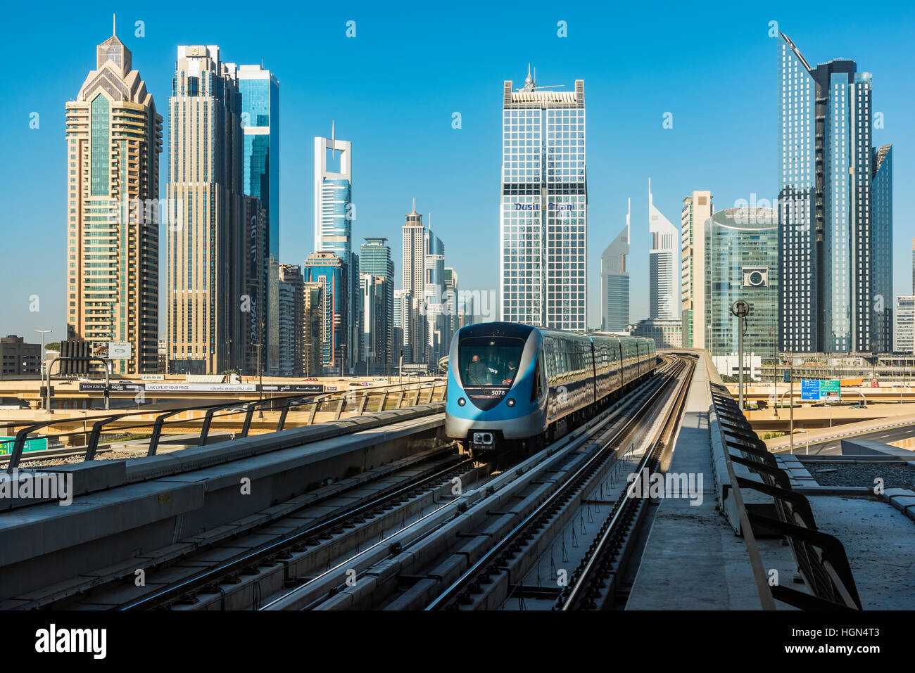 Dubai Metro Zug mit Skyline der Stadt, Dubai, Vereinigte Arabische Emirate Stockfoto