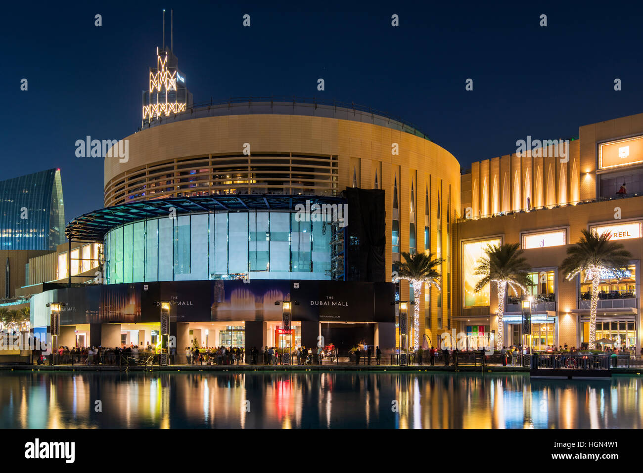 Nachtansicht der Dubai Mall, Dubai, Vereinigte Arabische Emirate Stockfoto