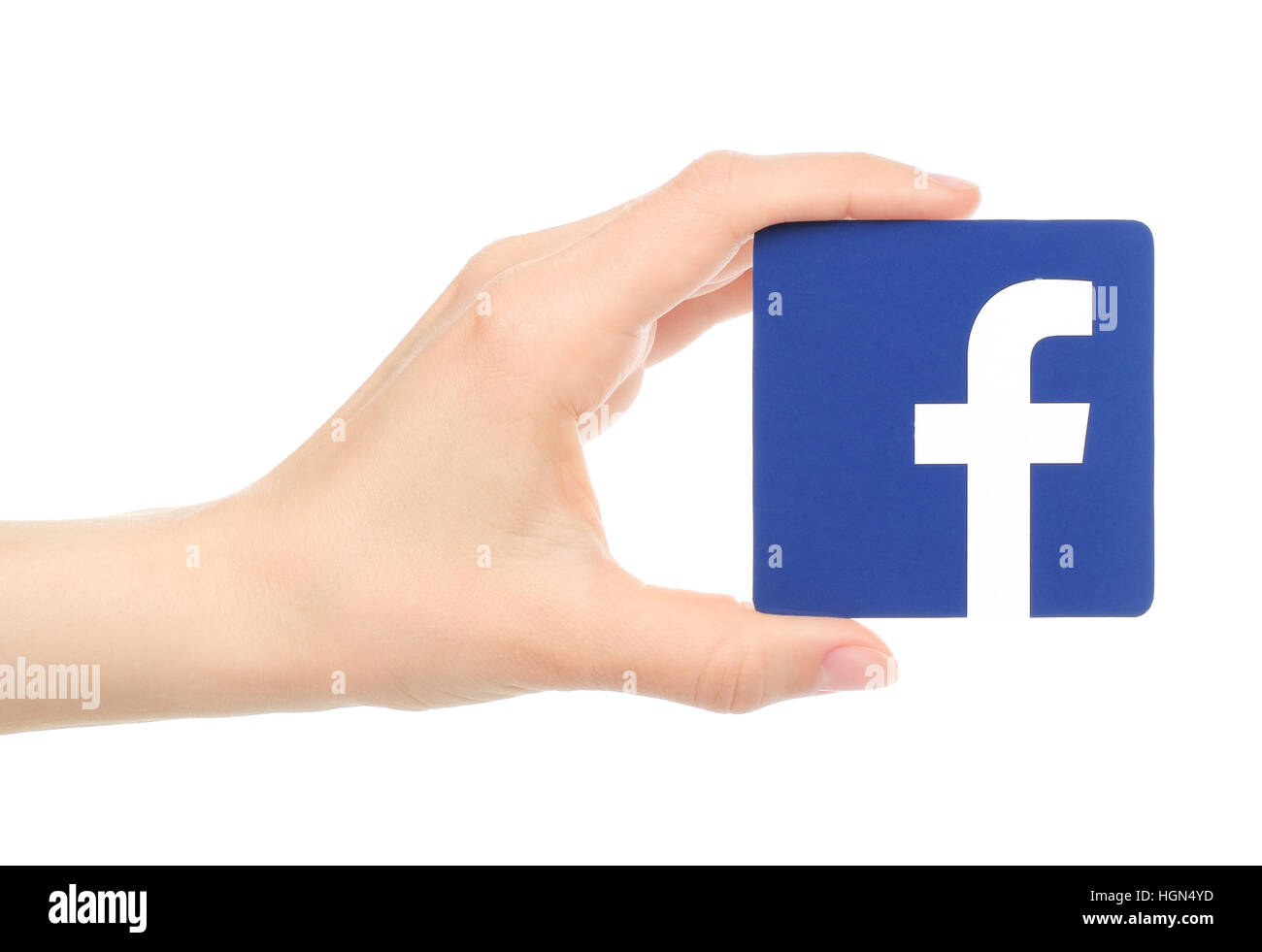 Kiew, Ukraine - 18. Mai 2016: Hand hält Facebook Logo auf Papier auf weißem Hintergrund gedruckt. Facebook ist eine bekannte Sozialnetzwerkanschlußservice. Stockfoto