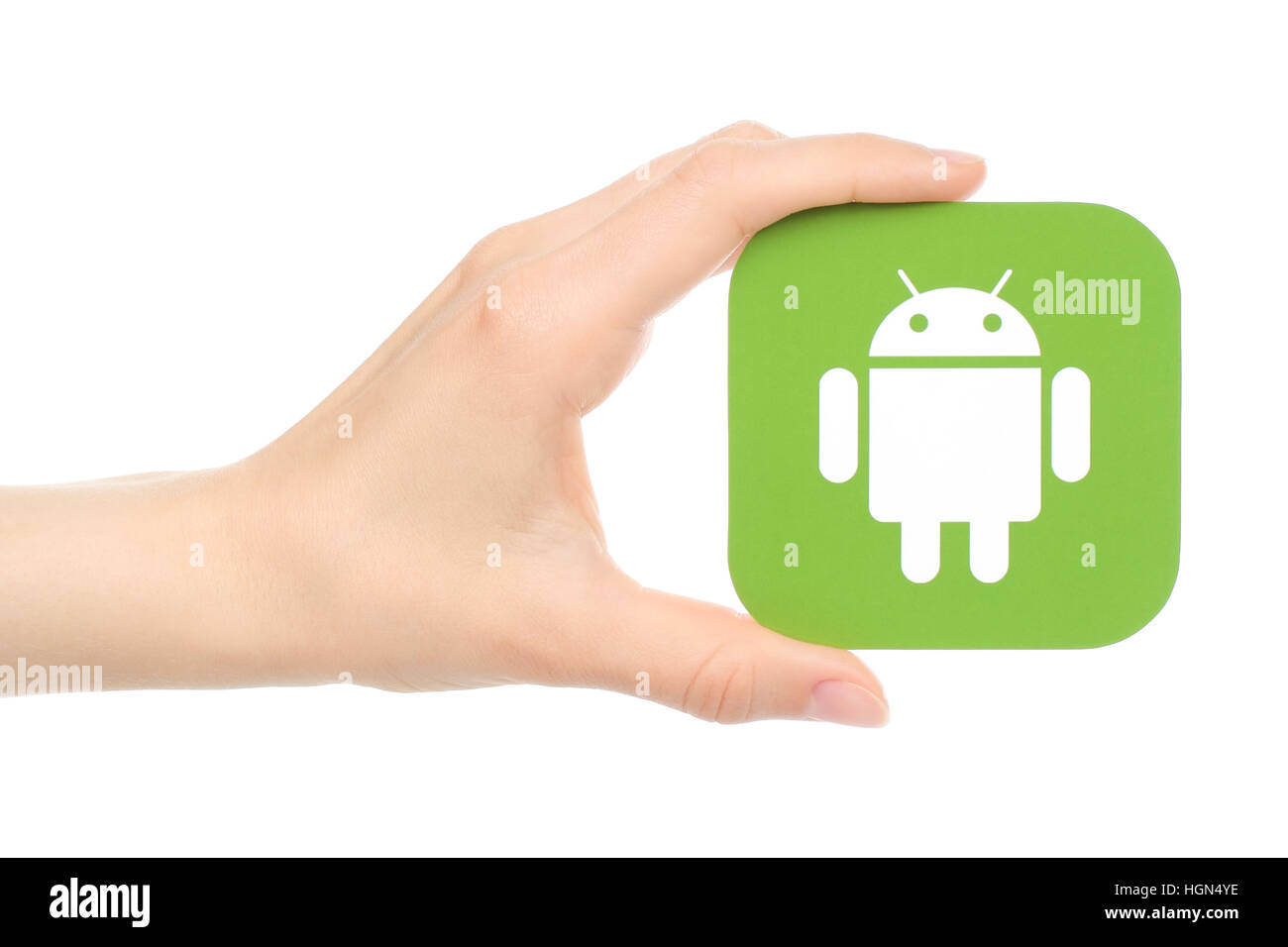 Kiew, Ukraine - 18. Mai 2016: Hand hält Android-Logo auf dem Papier auf weißem Hintergrund gedruckt. Stockfoto