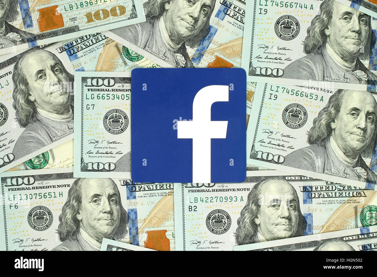 Kiew, Ukraine - 13. Juni 2016: Facebook Logo Zeichen auf Papier gedruckt und auf Geld Hintergrund platziert. Facebook ist eine bekannte Sozialnetzwerkanschlußservice. Stockfoto