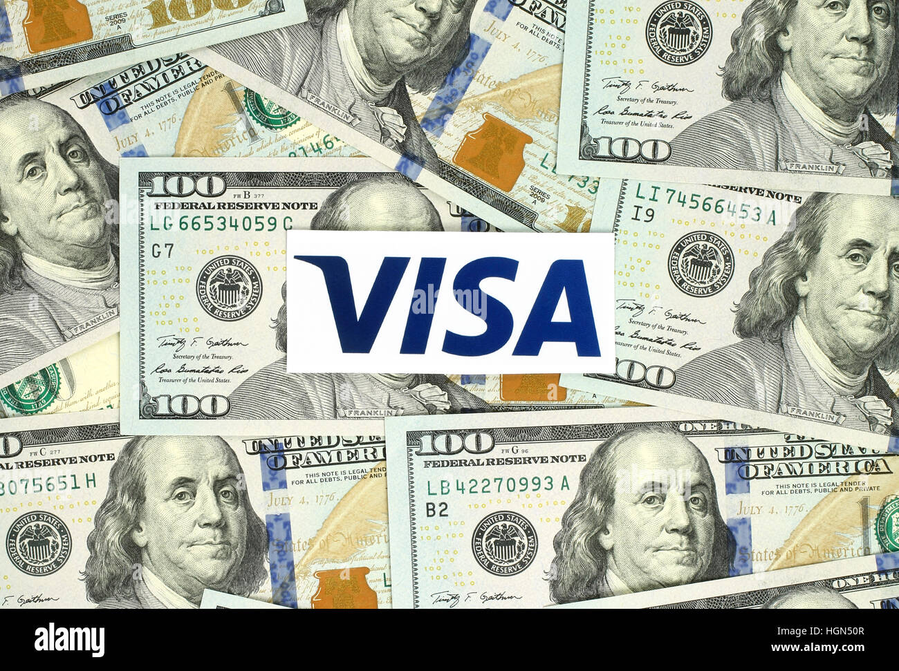 Kiew, Ukraine - 13. Juni 2016: Visa-Logo auf Papier gedruckt und auf Geld Hintergrund platziert. Visa ist eine amerikanische multinationale Finanzdienstleistungen Korpora Stockfoto