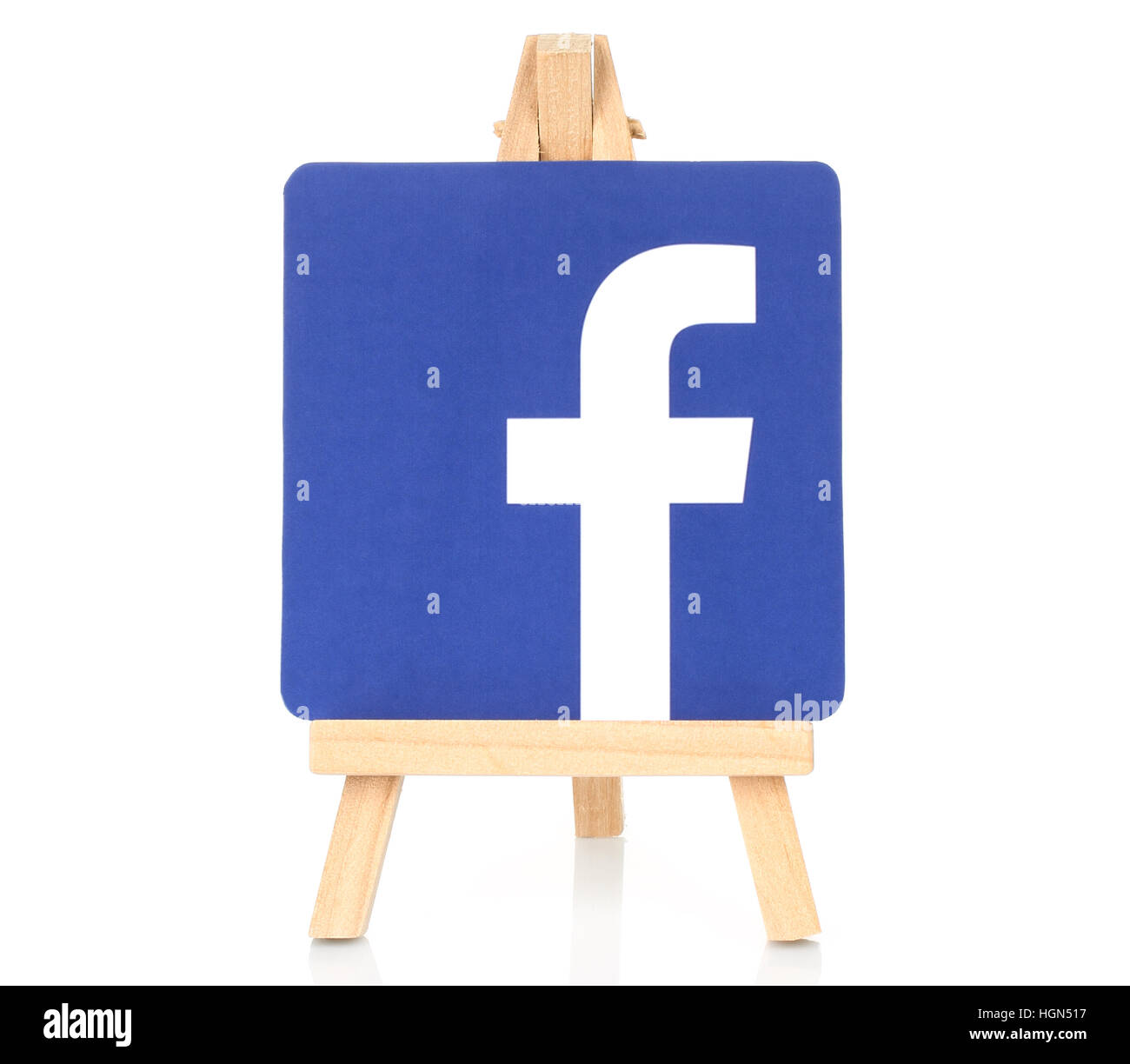 Kiew, Ukraine - 30. August 2016: Facebook-Logo gedruckt auf Papier und auf hölzerne Staffelei platziert. Facebook ist ein bekannter social-Networking-Dienst Stockfoto