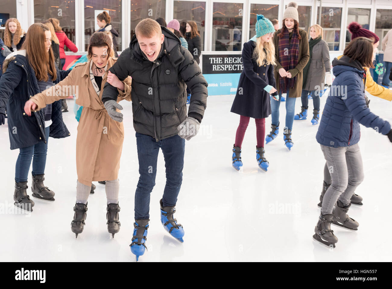 Junge Menschen genießen die temporäre Eisbahn an der Cambridge Christmas fair Parkers Stück Cambridge UK Stockfoto