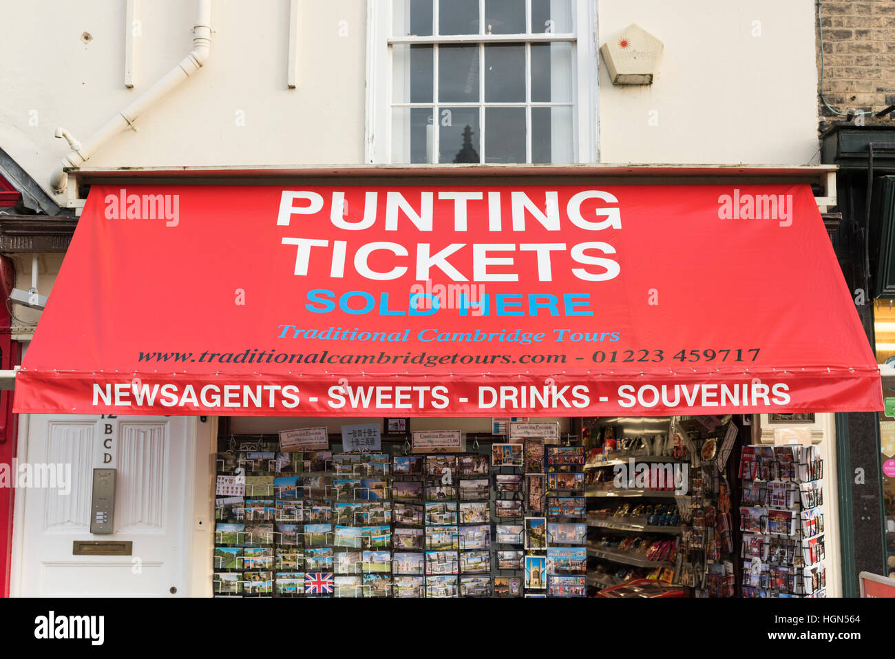 Eine Anzeige für Stechkahn fahren Eintrittskarten auf eine Markise über einen Shop in des Königs Parade Cambridge UK Stockfoto