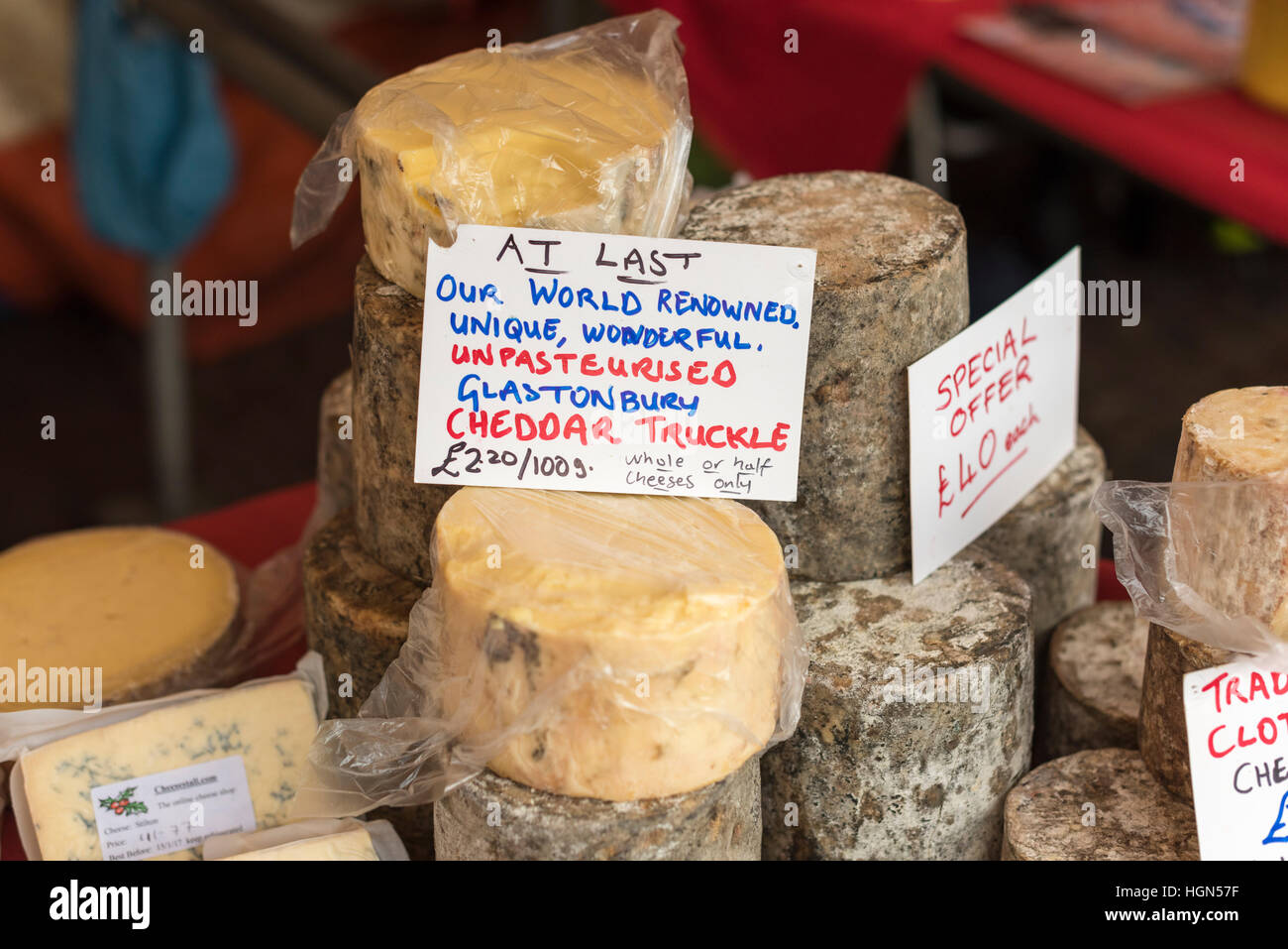 Für den Verkauf auf einem Marktstand einschließlich Unpasturised Glastonbury Cheddar Käse Stockfoto