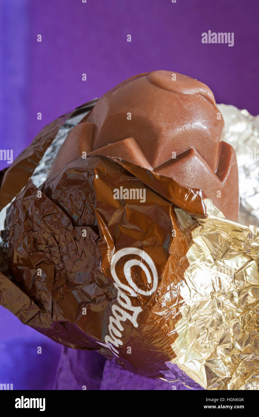 Cadbury Dairy Milk Ei'n'Löffel - choc - voll von Flauschigen lecker milchig Mousse mit Wrapper rückgängig gemacht Inhalt - für Ostern zu zeigen Stockfoto