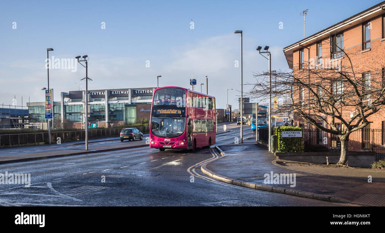 Belfast-Bus in der Nähe von Hauptbahnhof Stockfoto