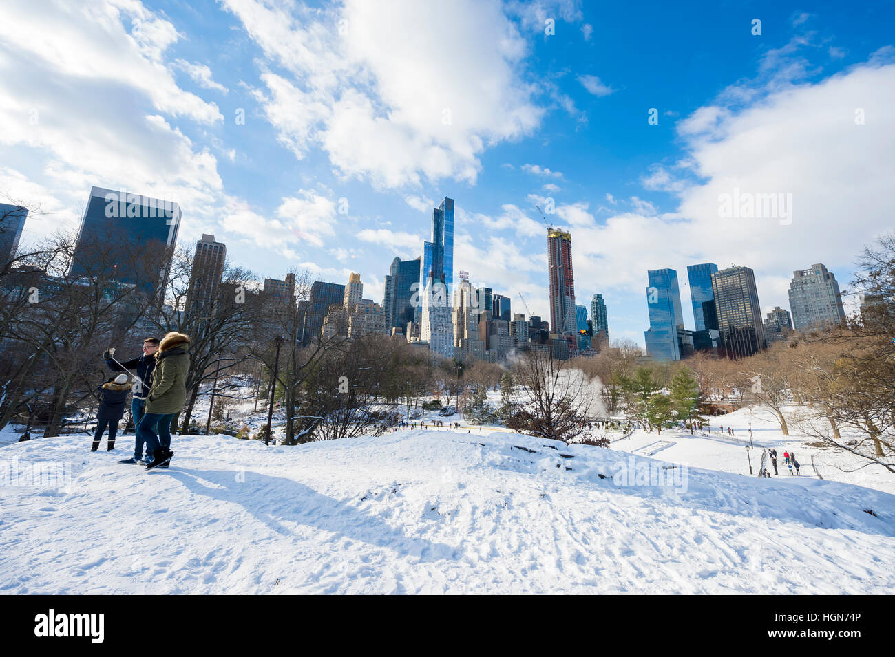 NEW YORK CITY - 8. Januar 2017: Besucher fotografieren der verschneiten Szene nach einem Wintersturm im Central Park. Stockfoto