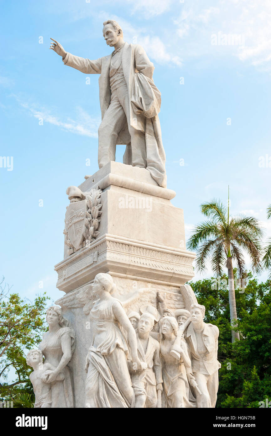 Statue des kubanischen Schriftstellers und Aktivist José Martí stehend über Palmen im Parque Central (Central Park), vorgestellt im Jahre 1905 in Havanna, Kuba Stockfoto