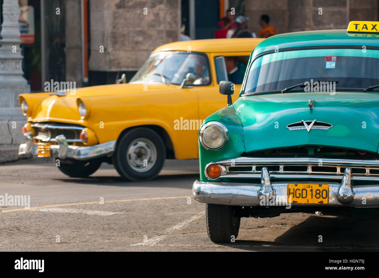 Havanna - 13. Juni 2011: Klassische amerikanische Taxi Autos, Symbole der historischen Stadt, fahren auf einer Straße im Stadtteil Centro. Stockfoto