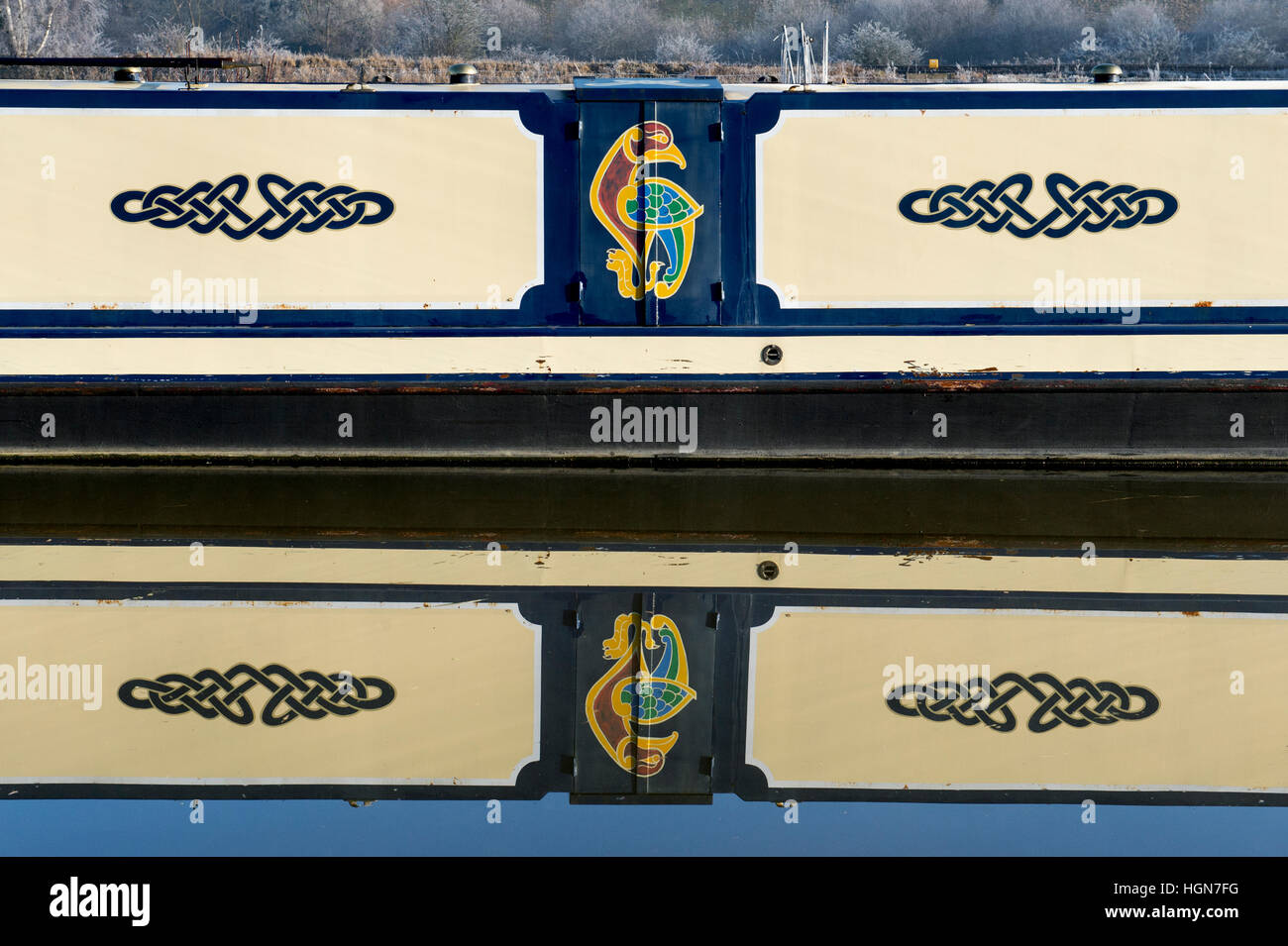 Kanal Boote am Oxford-Kanal auf einem frostigen Dezembermorgen. Aynho, Banbury, Oxfordshire, England Stockfoto