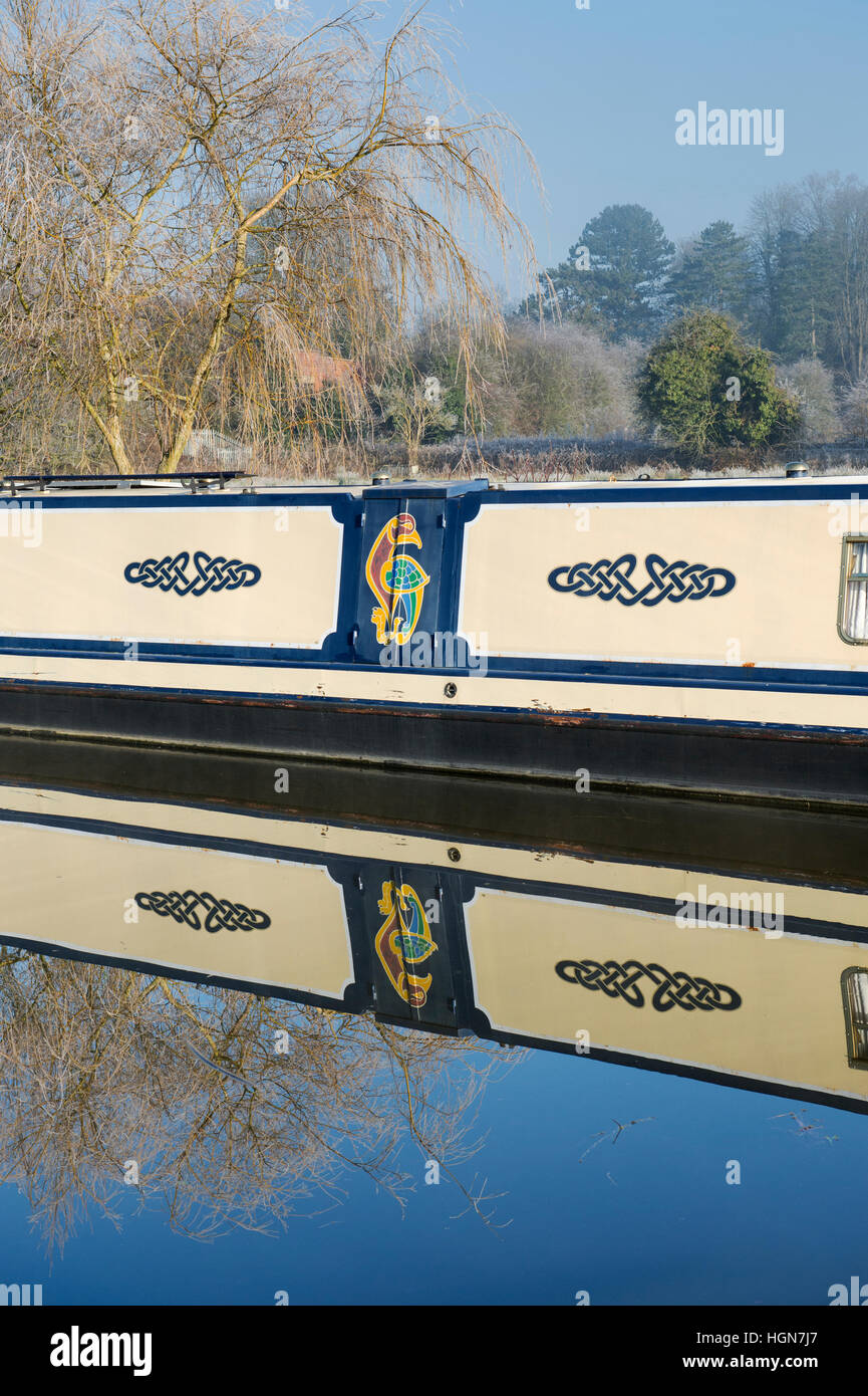 Kanal Boote am Oxford-Kanal auf einem frostigen Dezembermorgen. Aynho, Banbury, Oxfordshire, England Stockfoto