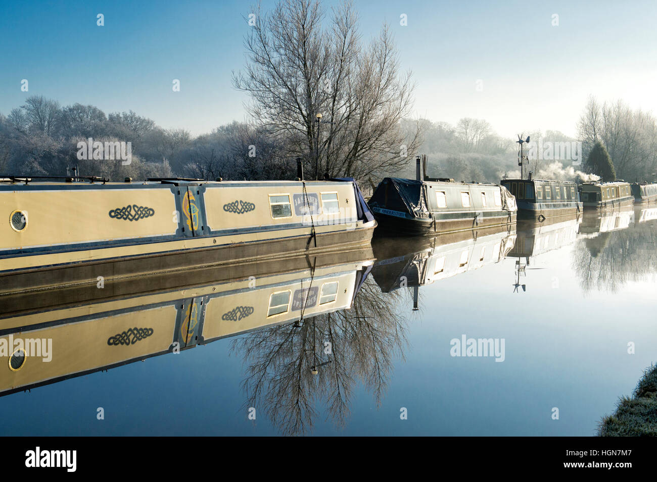 Kanal Boote am Oxford-Kanal auf einem frostigen Dezembermorgen. Aynho, Banbury, Oxfordshire, England Stockfoto