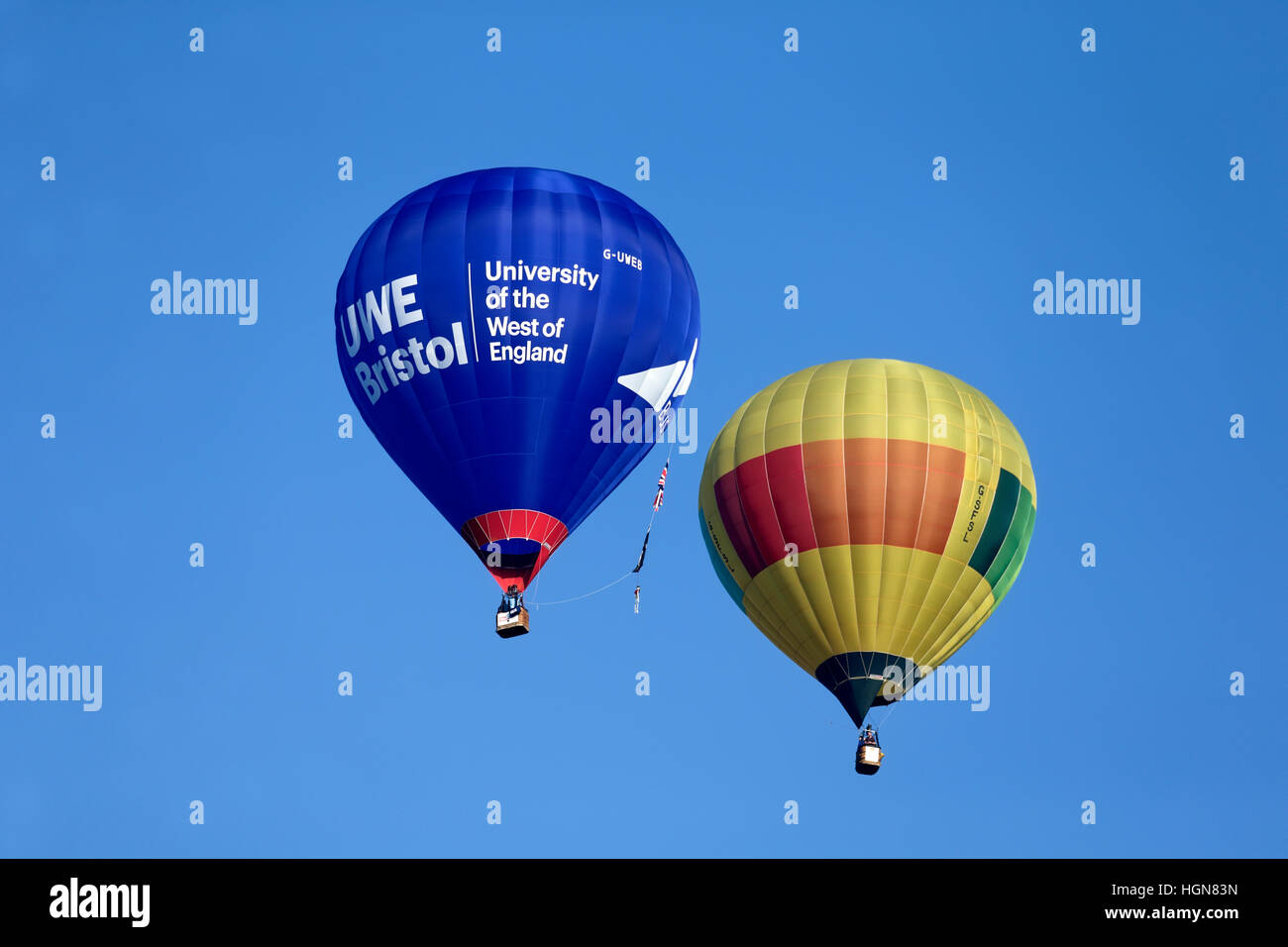 Heißluftballons fliegen in Wiltshire, Vereinigtes Königreich. Stockfoto