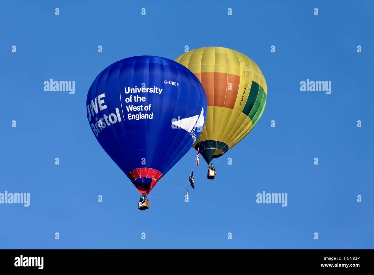 Heißluftballons fliegen in Wiltshire, Vereinigtes Königreich. Stockfoto