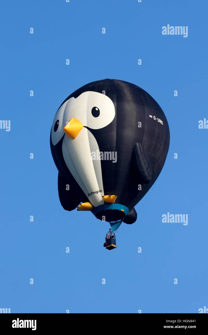 Ein Pinguin-förmigen Heißluftballon fliegen in Wiltshire, Vereinigtes Königreich. Stockfoto