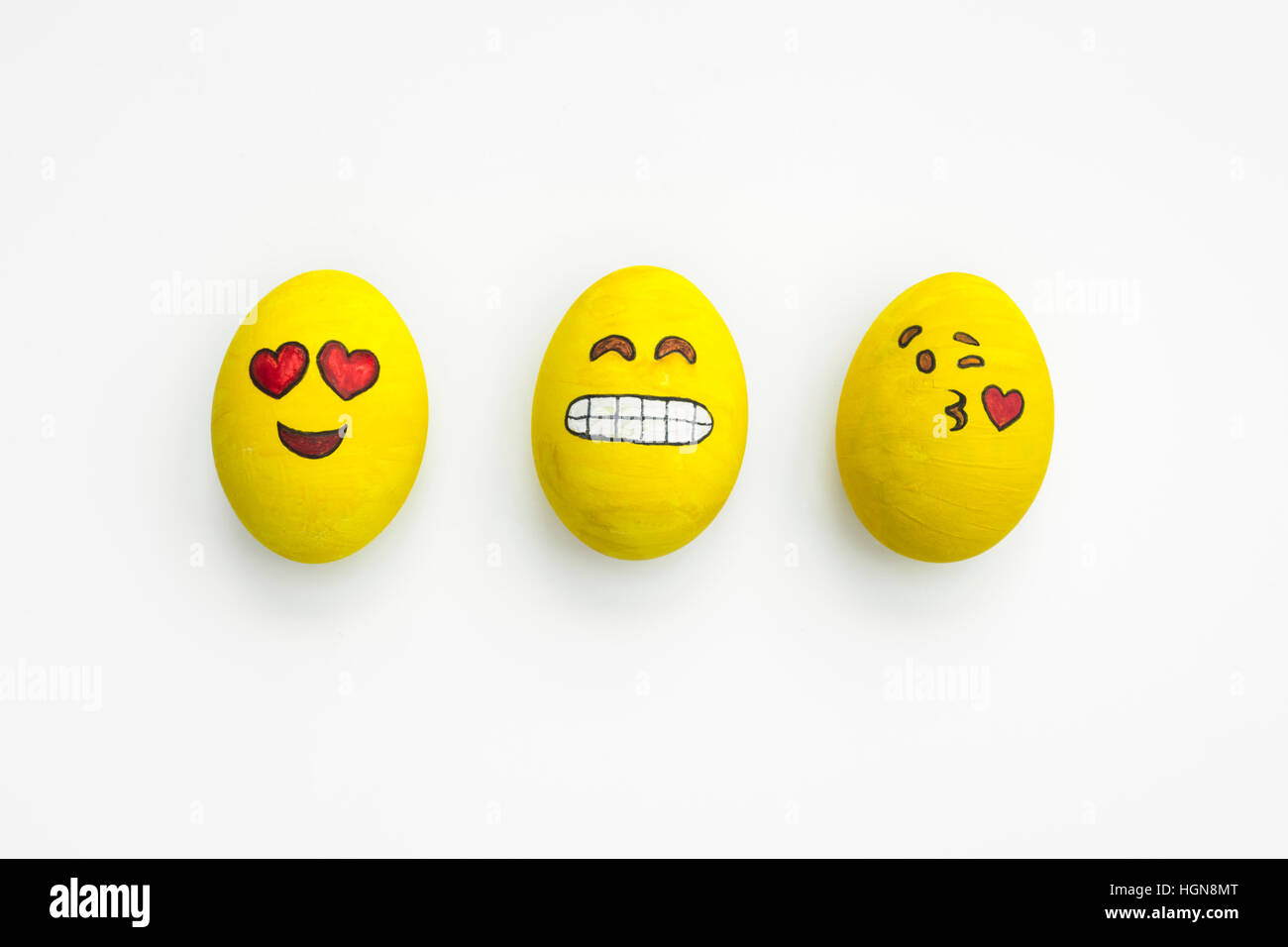 Malte Emoji Ostereier in verschiedenen Stimmungen und Mimik wie küssen, Lächeln oder sein in der Liebe, in weißen Hintergrund isoliert. Stockfoto