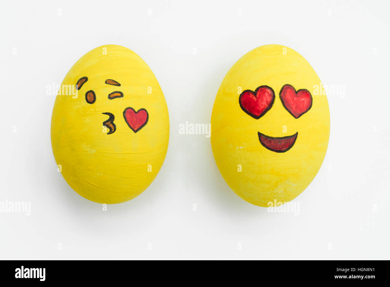Malte Emoji Ostereier in verschiedenen Stimmungen und Mimik wie küssen, Lächeln oder sein in der Liebe, in weißen Hintergrund isoliert. Stockfoto