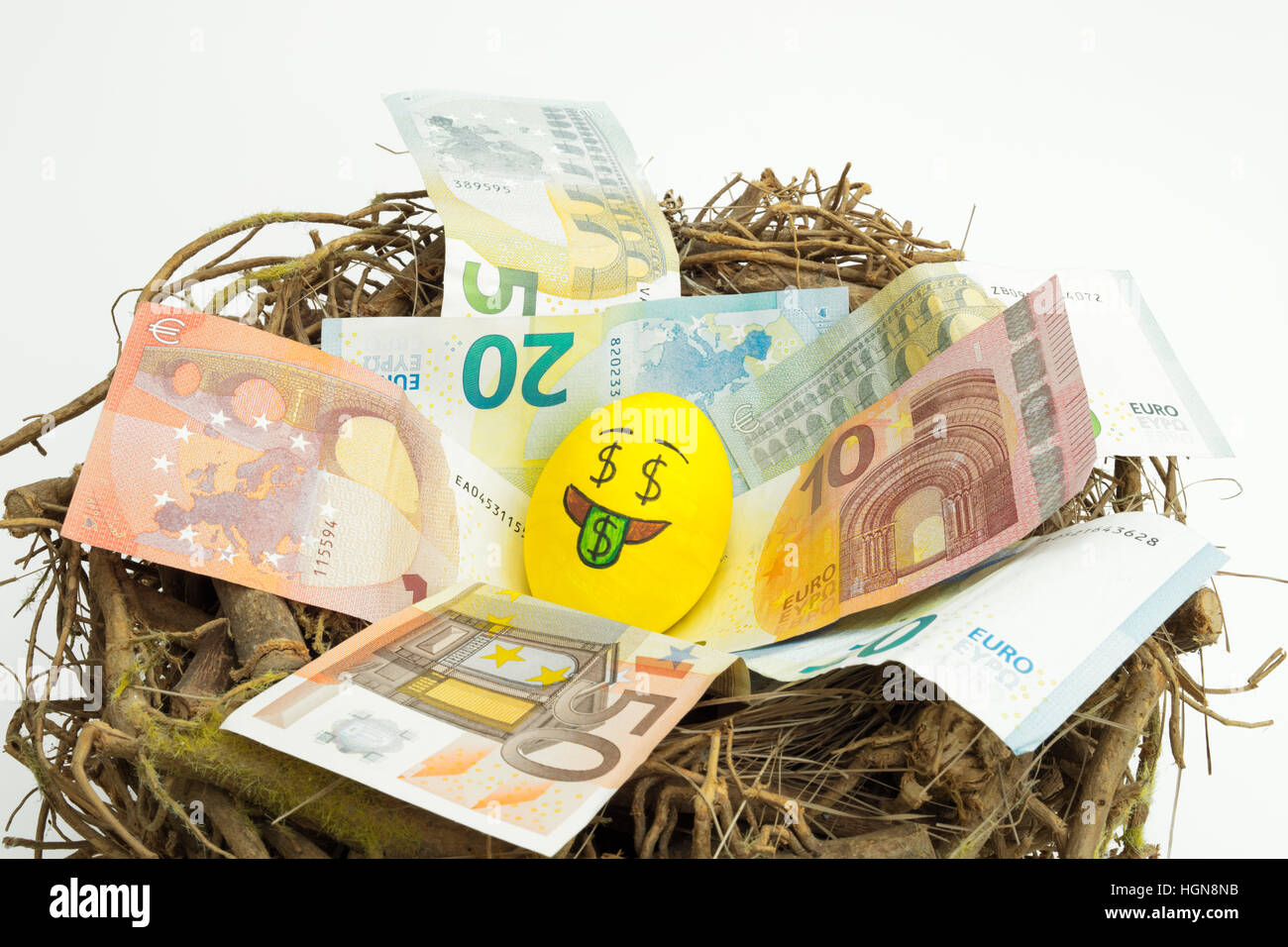 Emoji Osterei mit Gesichtsausdruck "Ich liebe Geld' auf Papiergeld Euro platziert. Stockfoto