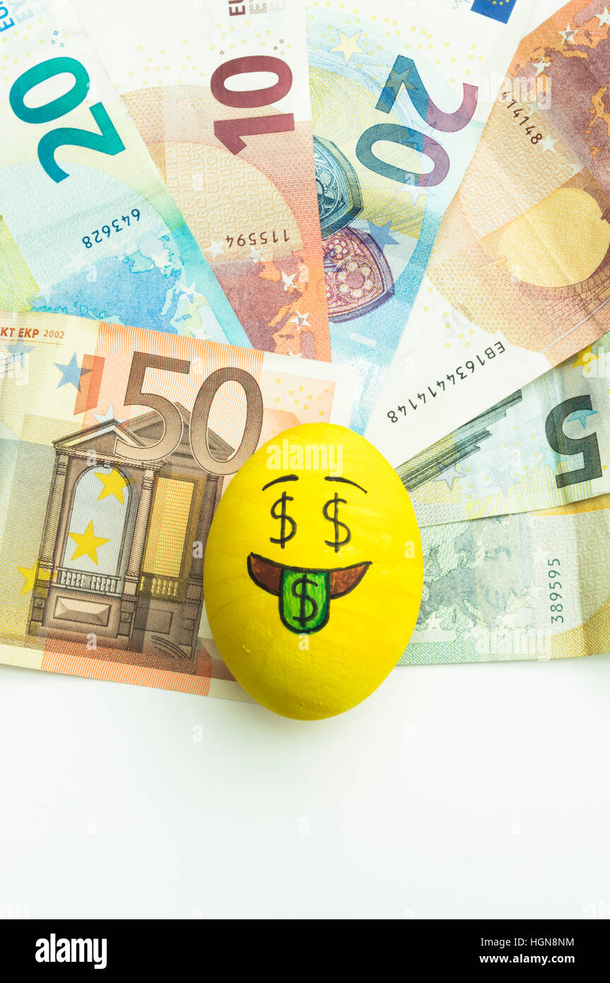 Emoji Osterei mit Gesichtsausdruck "Ich liebe Geld' auf Papiergeld Euro platziert. Stockfoto
