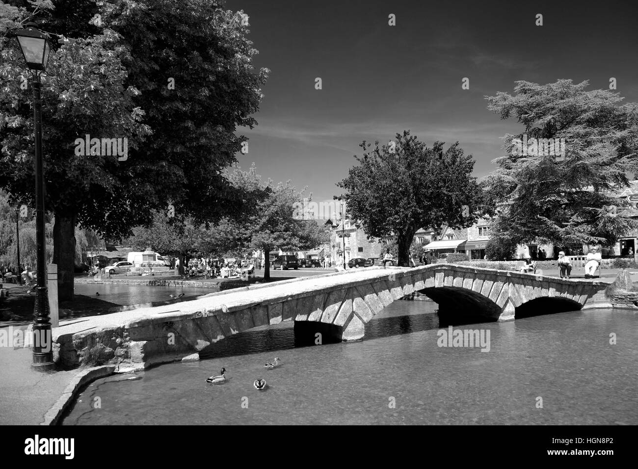 Frühling, April, Mai, River Windrush Brücke Bourton auf dem Wasser, Gloucestershire Cotswolds, England, UK Stockfoto