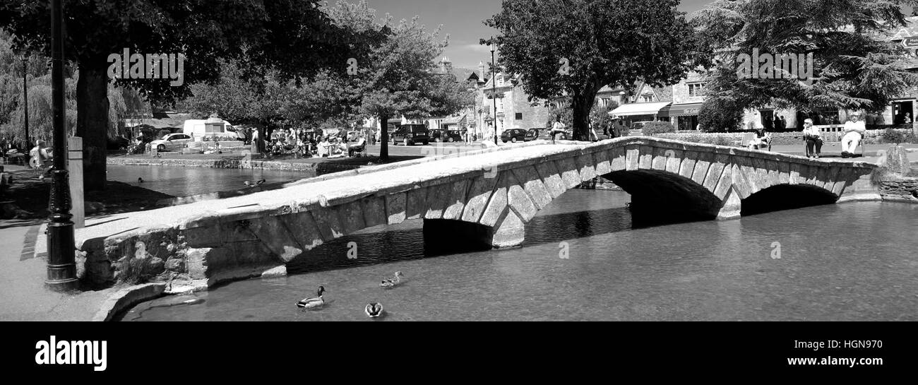 Frühling, April, Mai, River Windrush Brücke Bourton auf dem Wasser, Gloucestershire Cotswolds, England, UK Stockfoto