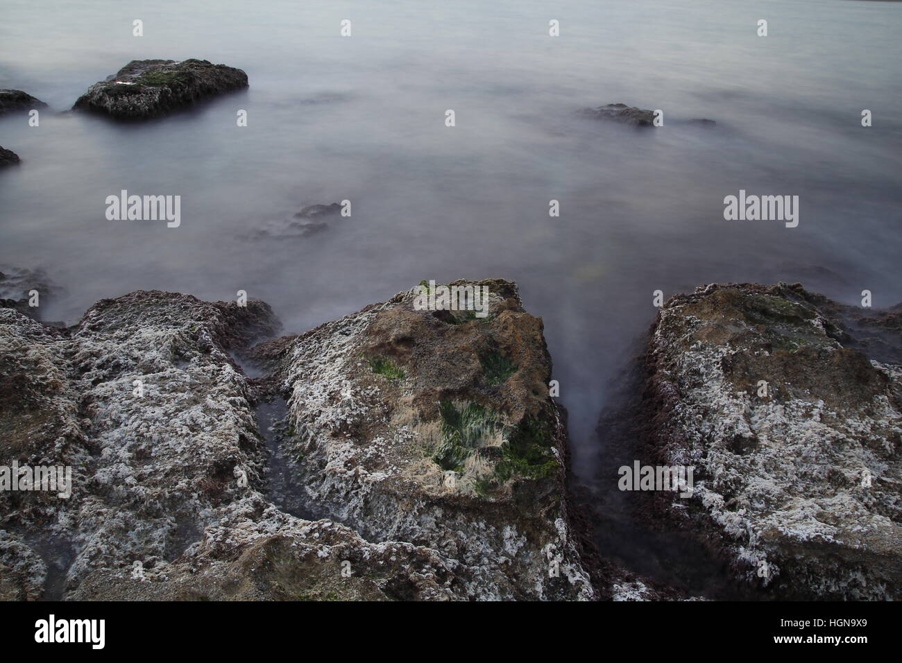 Küste des Meeres in einer Langzeitbelichtung geschossen Stockfoto