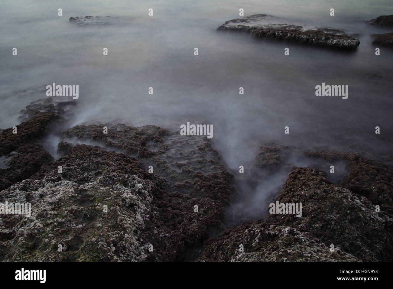 Küste des Meeres in einer Langzeitbelichtung geschossen Stockfoto