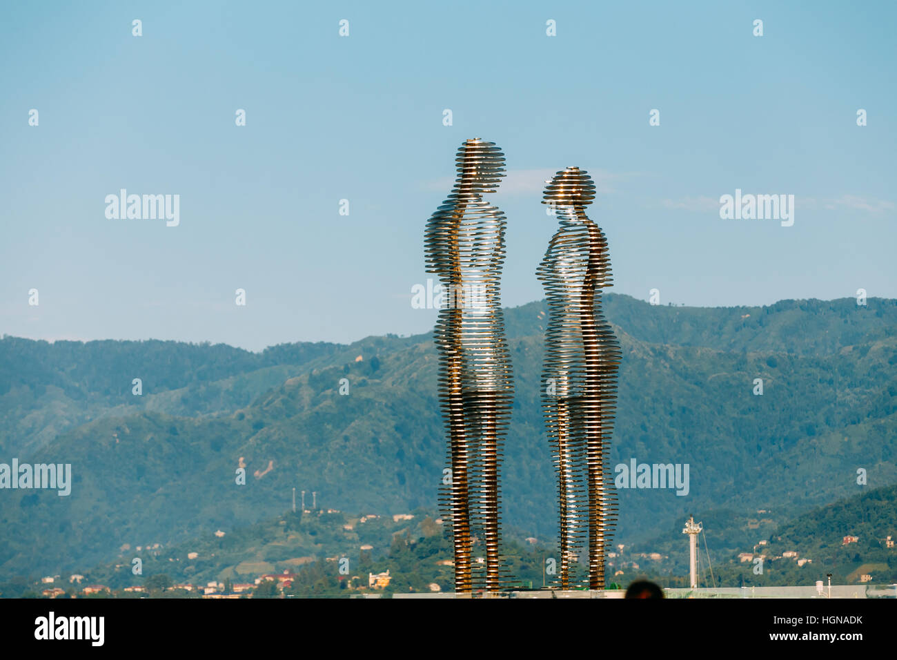 Batumi, Adscharien, Georgia - 25. Mai 2016: Eine bewegende Metallskulptur Bildhauers georgischen Tamara Kvesitadze im Jahr 2007, mit dem Titel Mann und Frau oder Ali ein Stockfoto