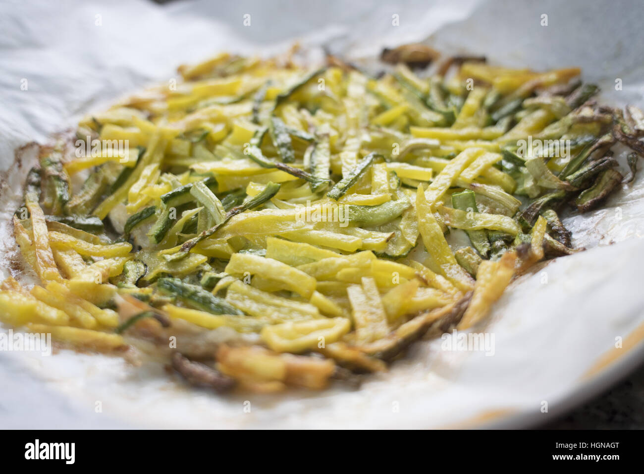 Gebratene Sticks von Zucchini und Kartoffeln eine Frittata vorbereiten Stockfoto