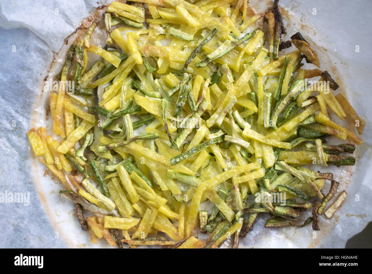 gebratene Kartoffeln und Zucchini in Stöcke geschnitten als Bestandteile von Omelett Stockfoto