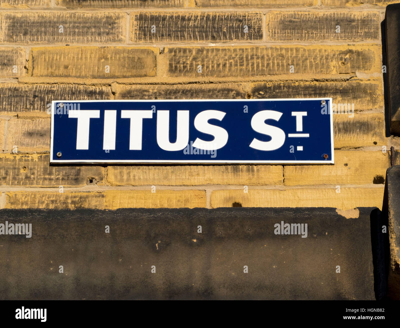 Titus Straßenschild an Wand, Saltaire, West Yorkshire, Großbritannien. Stockfoto