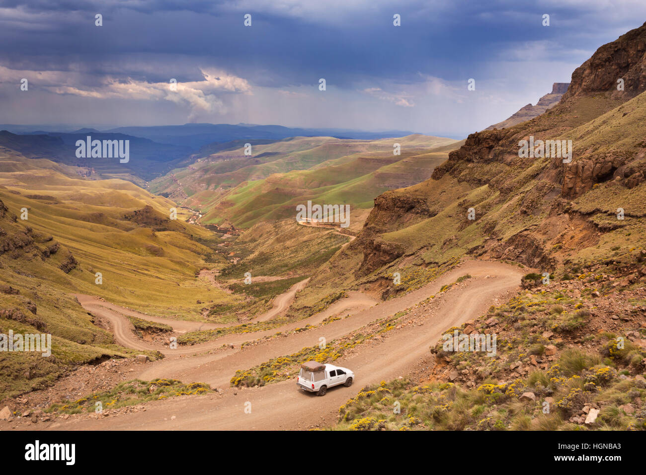 Ein Auto der Haarnadel schaltet der Sani Pass an der Grenze zwischen Südafrika und Lesotho. Stockfoto