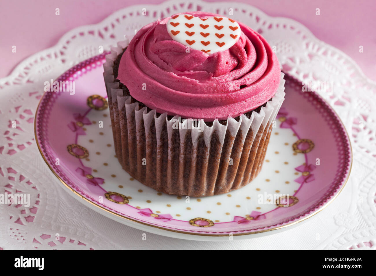 Marks & Spencer My Valentine X Cupcake auf Rosa dekorative Platte und Deckchen - ideal für Valentinstag, Valentinstag Stockfoto