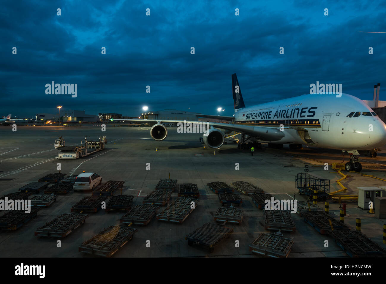 Ein Panorama der Flugzeuge zu be- und Entladen auf dem Vorfeld des Flughafens Heathrow im Vereinigten Königreich. Stockfoto