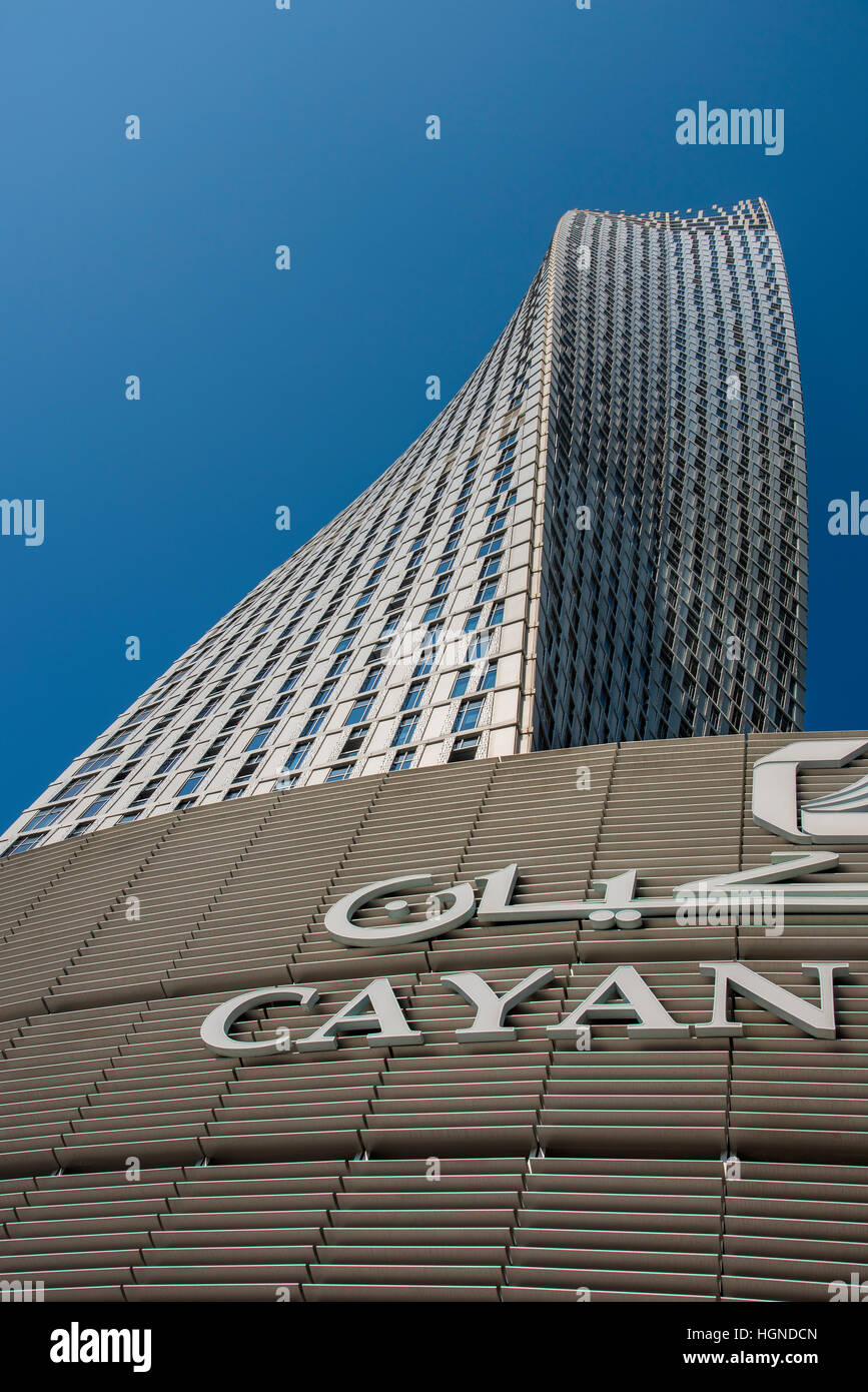 Niedrigen Winkel Blick auf Cayan Tower, Wohnquartier Dubai Marina, Dubai, Vereinigte Arabische Emirate Stockfoto