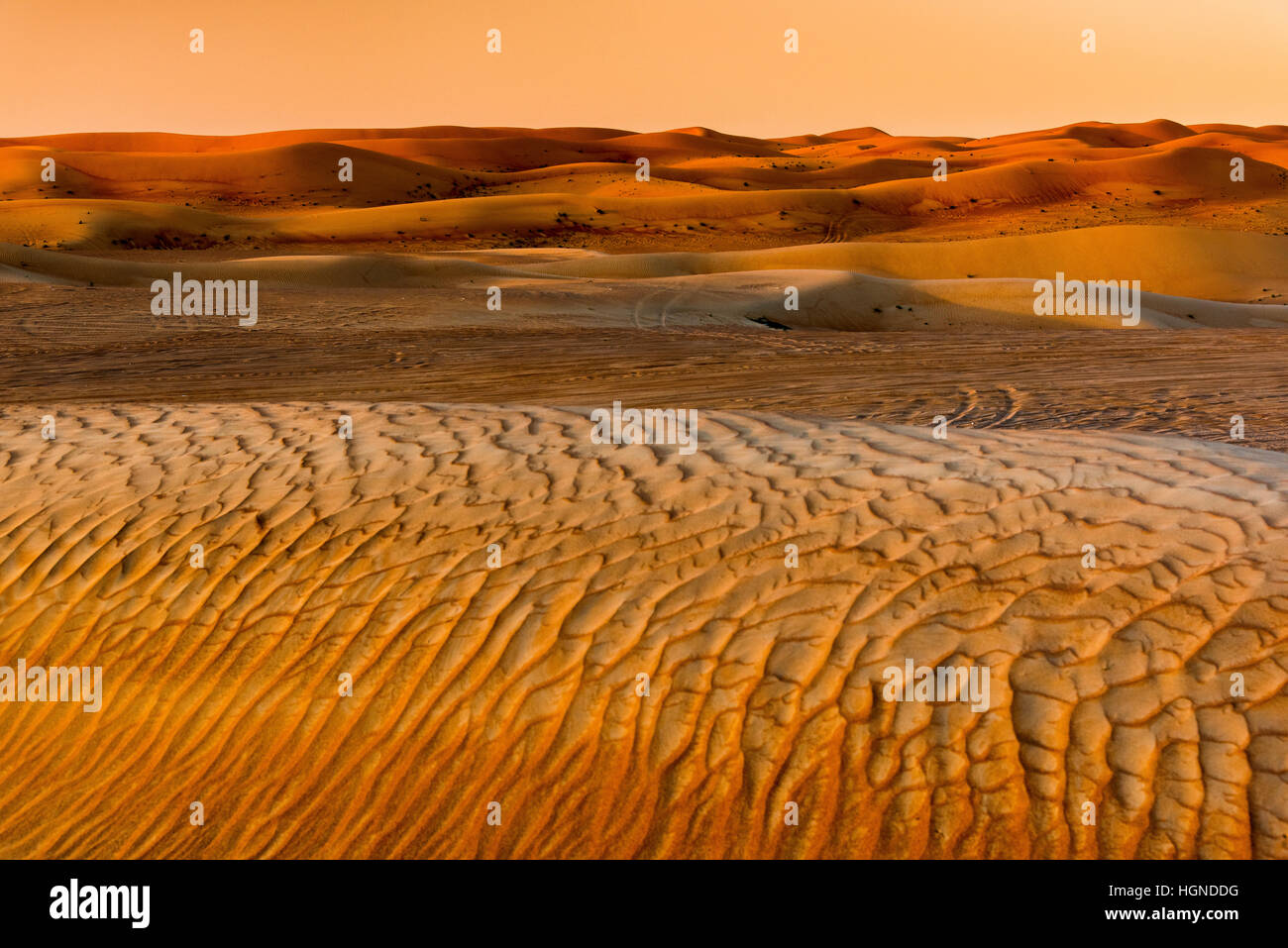 Blick auf den Sonnenuntergang der Sanddünen der Rub' al Khali Wüste, Al Ain, Vereinigte Arabische Emirate Stockfoto